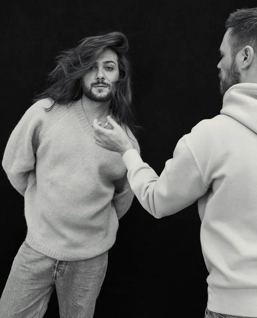 Mann mit langen Haaren und Mann im Hoodie.