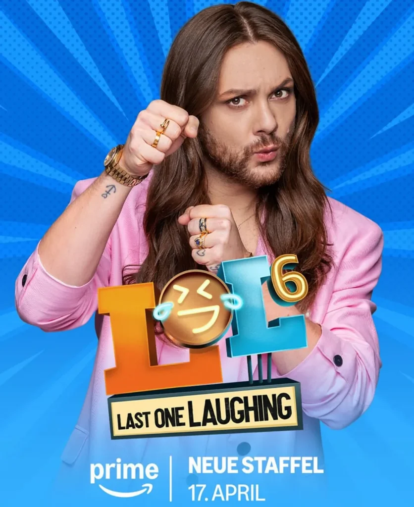 Mann mit Fäusten vor blauem Hintergrund.